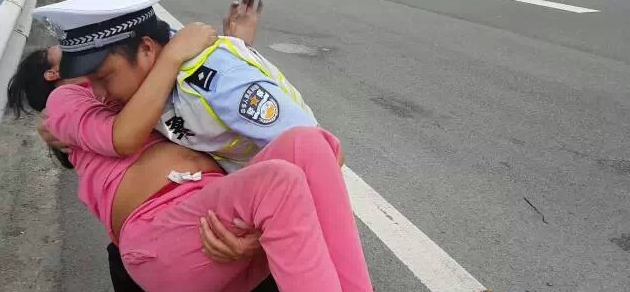 孕妇高速上临产 交警警车上为其接生